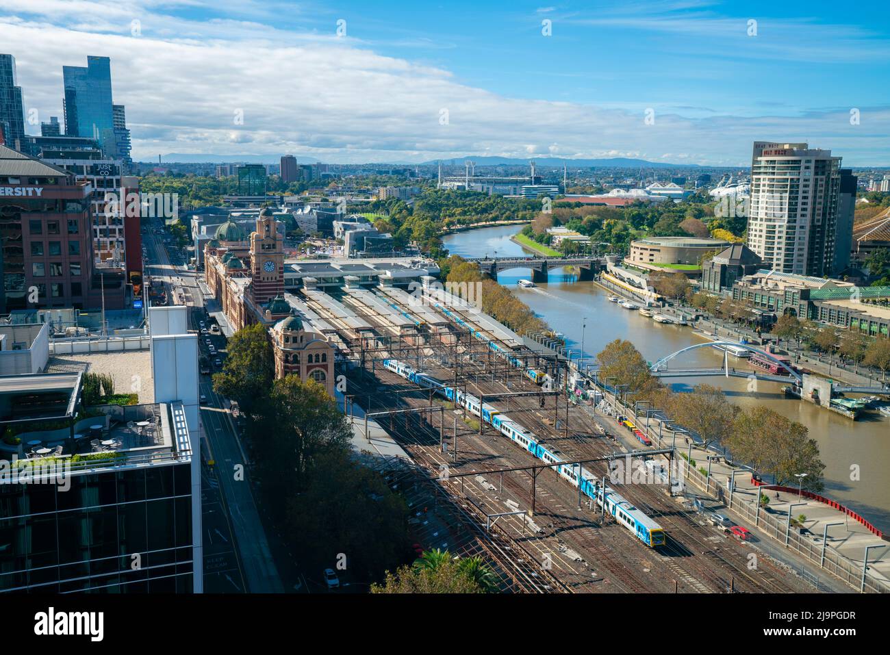 Melbourne, Australien - 2. Mai 2022: Der Zug fährt tagsüber vom Bahnhof Flinders Street im Geschäftsviertel von Melbourne ab Stockfoto