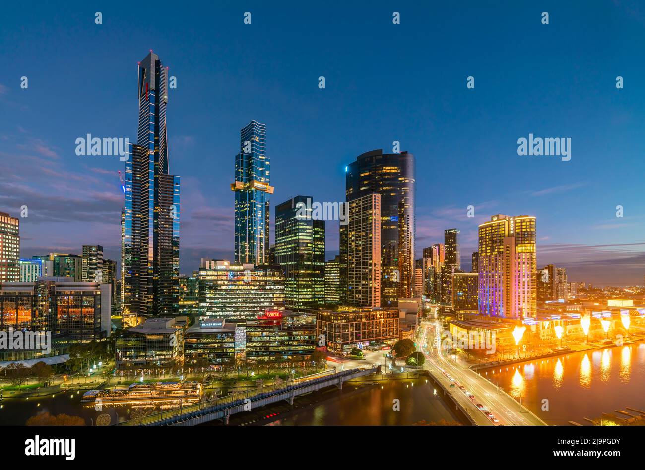 Melbourne, Australien - 2. Mai 2022: Blick auf Melbourne CBD bei Nacht mit Feuershow im Crown Casino Stockfoto