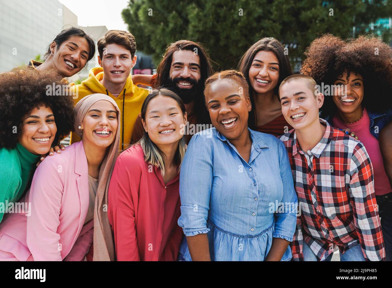 Multiethnische, vielfältige Gruppe von Menschen, die Spaß im Freien haben - Diversity Lifestyle Konzept Stockfoto