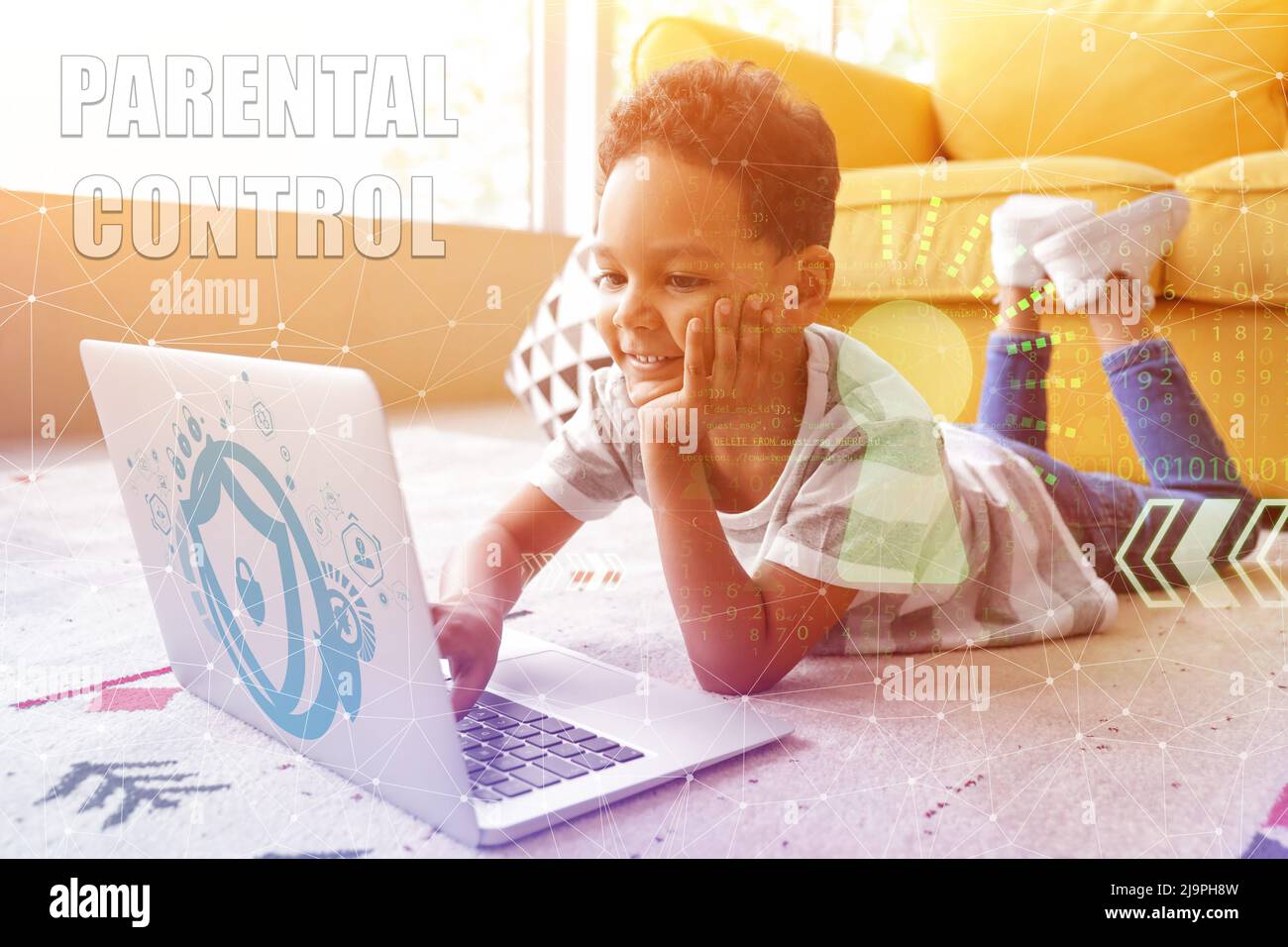Kleiner afroamerikanischer Junge mit Laptop zu Hause. Konzept der Kindersicherung Stockfoto