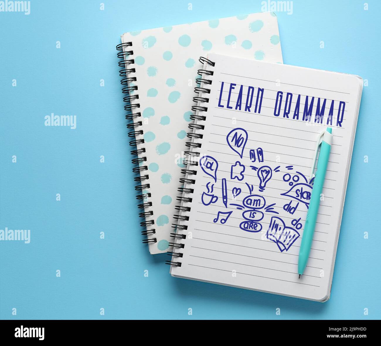 Notizbuch mit Text ZUM GRAMMATIKLERNEN auf hellblauem Hintergrund Stockfoto