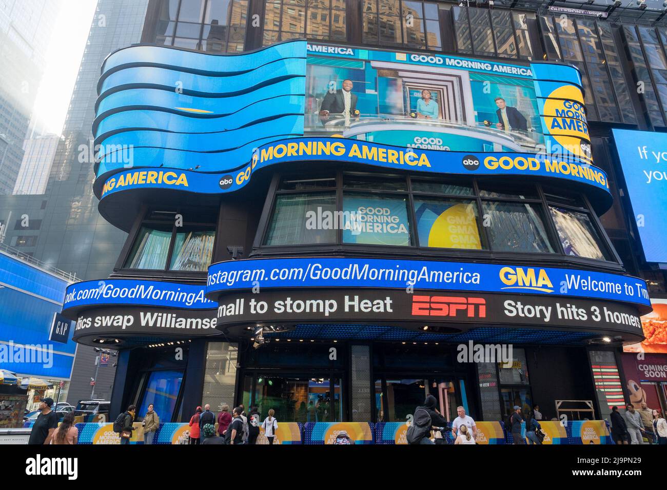 New York, NY - USA - 10. Mai 2022 Horizontale Ansicht der legendären Times Square Studios, einem Fernsehstudio, in dem ABC News' Good Morning Ameri lebt Stockfoto