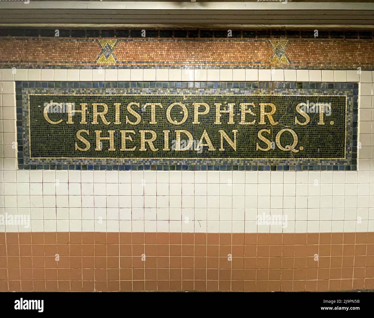New York, NY - USA - 20. Mai 2022 das farbenfrohe Mosaikschild aus Keramikfliesen der Christopher Street-Sheridan Square Station, einer lokalen Station auf dem IRT Stockfoto