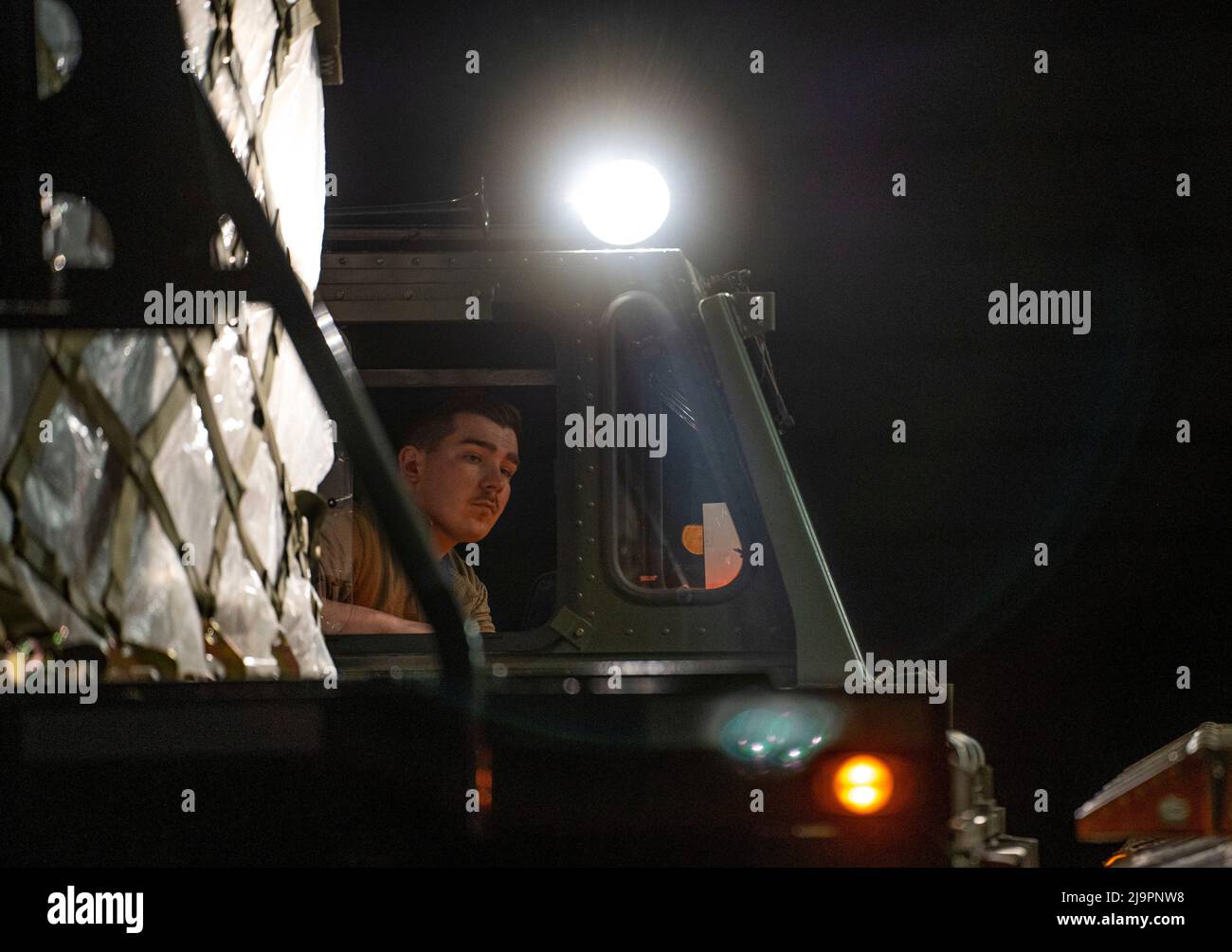 US Air Force Staff Sgt. Ryan Hettenbaugh, 721. Aerial Port Squadron Ramp Services Supervisor, fährt auf der Ramstein Air Base, Deutschland, 22. Mai 2022, einen Tunner Flugzeuglader mit Paletten mit Säuglingsnahrung. Der Präsident der Vereinigten Staaten startete die Operation Fly Formula, um den Import von Säuglingsnahrung aus Europa in die Vereinigten Staaten aufgrund kritischer Engpässe zu beschleunigen. (USA Foto der Luftwaffe von Staff Sgt. Jacob Wongwai) Stockfoto