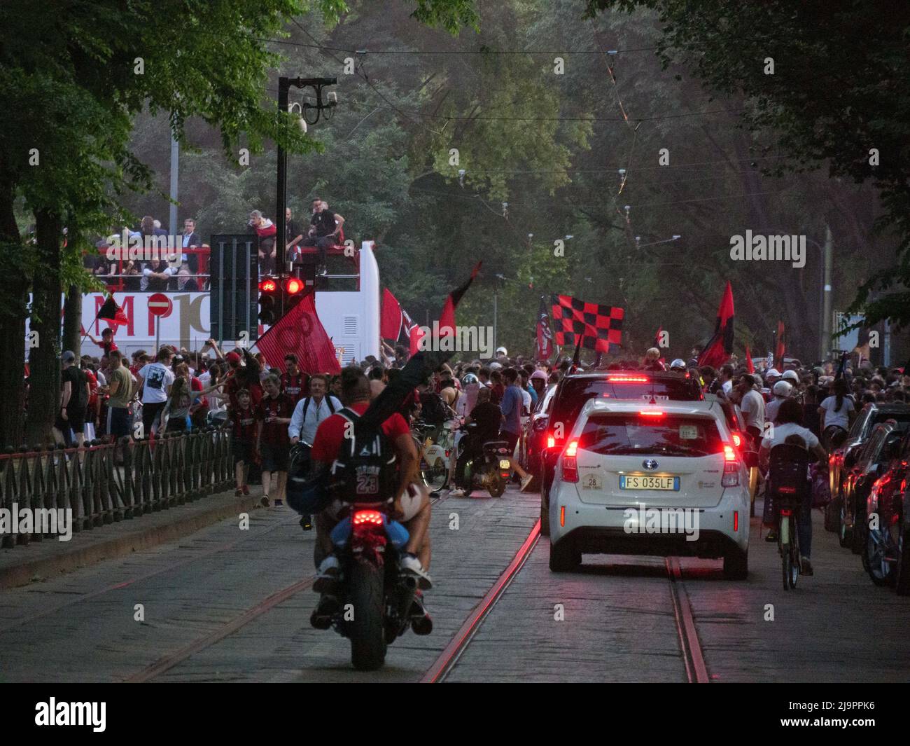 Fans des AC Mailand feiern während der Serie A Victory Parade am 23. Mai 2022 in Mailand, Italien. ©Foto: Cinzia Camela. Stockfoto