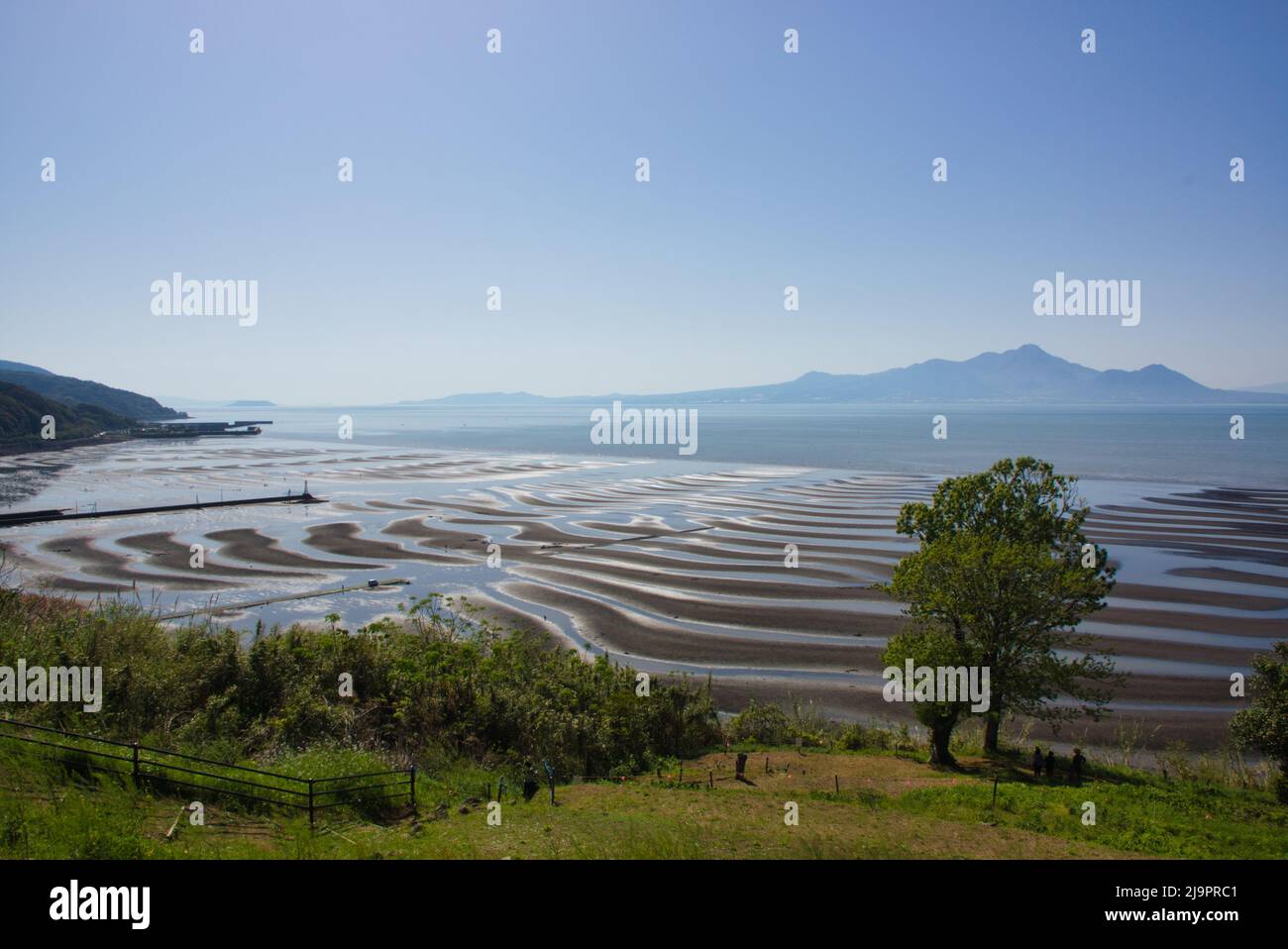 Low Tide, Okoshiki Beach und Mt. Unzen Fugen, Präfektur Kumamoto, Japan Stockfoto