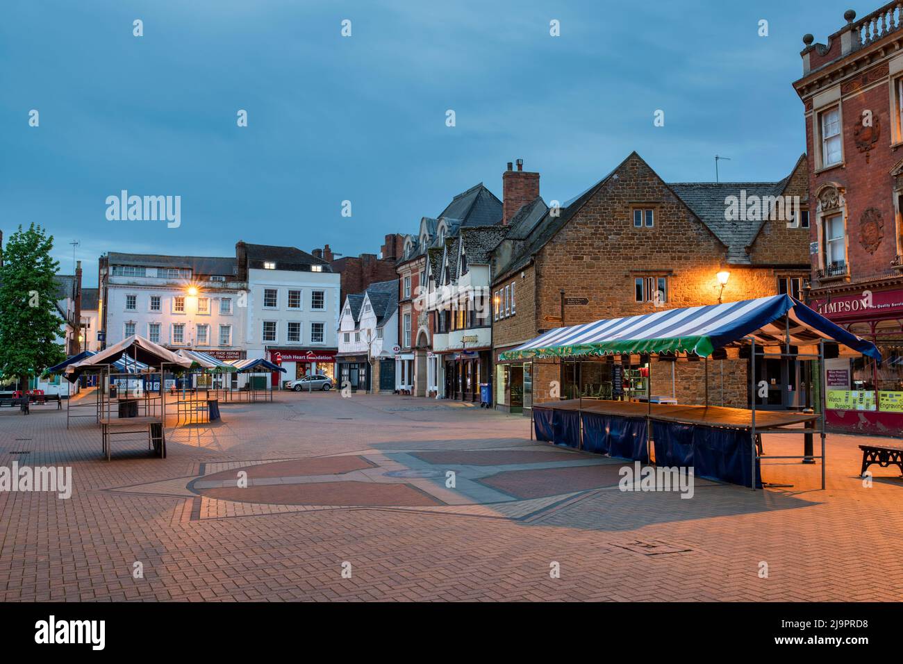 Banbury Market Place bei Sonnenaufgang im Frühjahr. Banbury, Oxfordshire, England Stockfoto