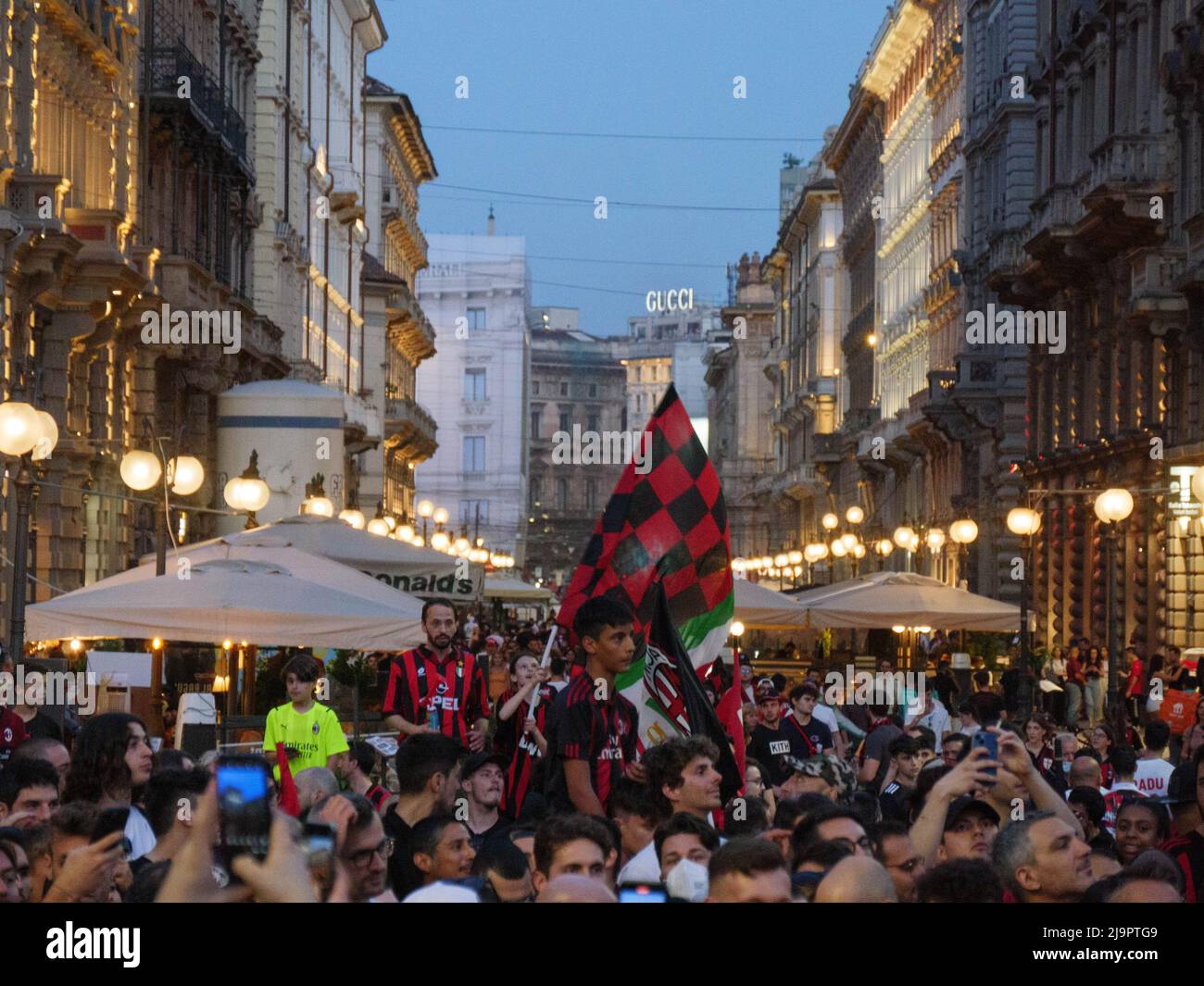Fans des AC Mailand feiern während der Serie A Victory Parade am 23. Mai 2022 in Mailand, Italien. ©Foto: Cinzia Camela. Stockfoto