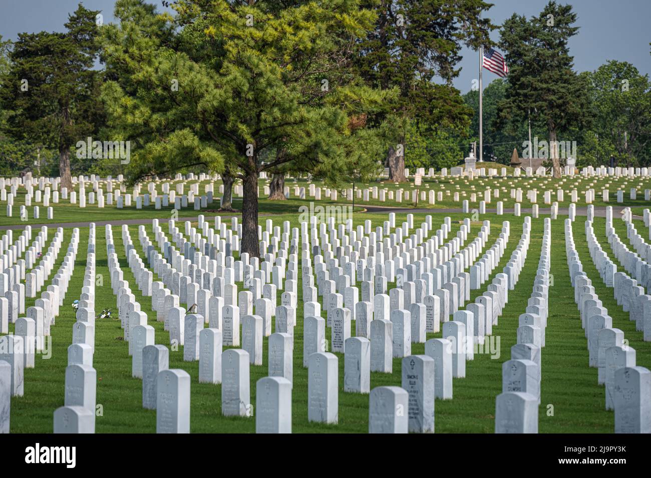 Feld mit weißen Grabsteinen auf dem Fort Gibson National Cemetery in Fort Gibson, Oklahoma. (USA) Stockfoto