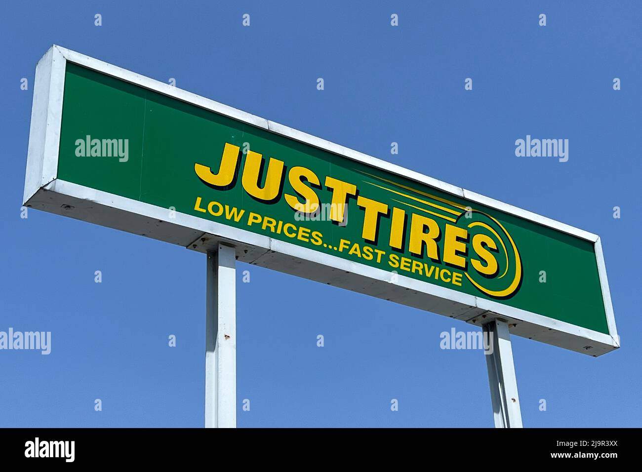 Ein Just-Tires-Schild, Montag, 23. Mai 2022, in Monterey Park, Kalif. Stockfoto