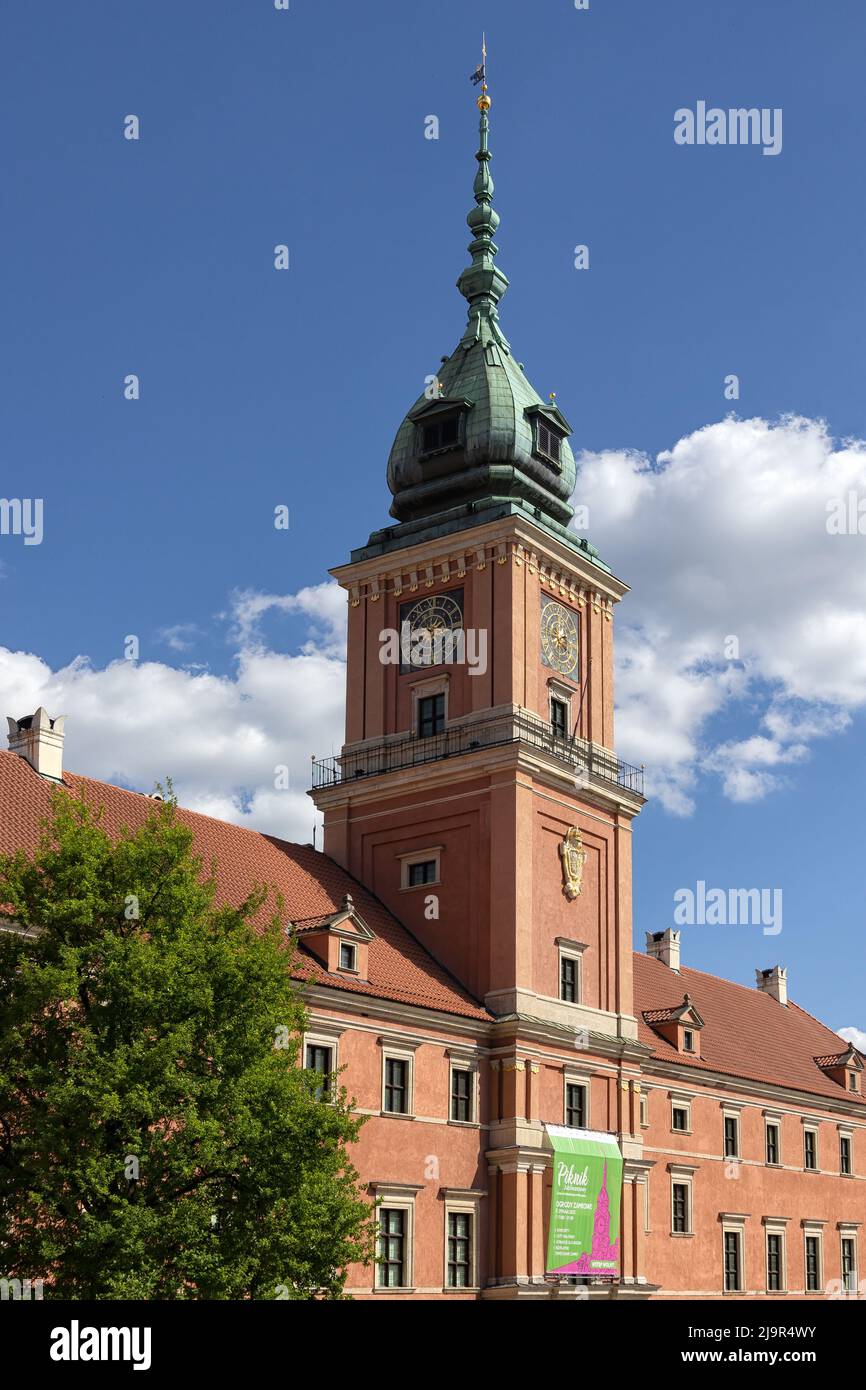 WARSCHAU, POLEN - 15. MAI 2022: Außenansicht des Uhrturms des Königsschlosses auf dem Schlossplatz Stockfoto