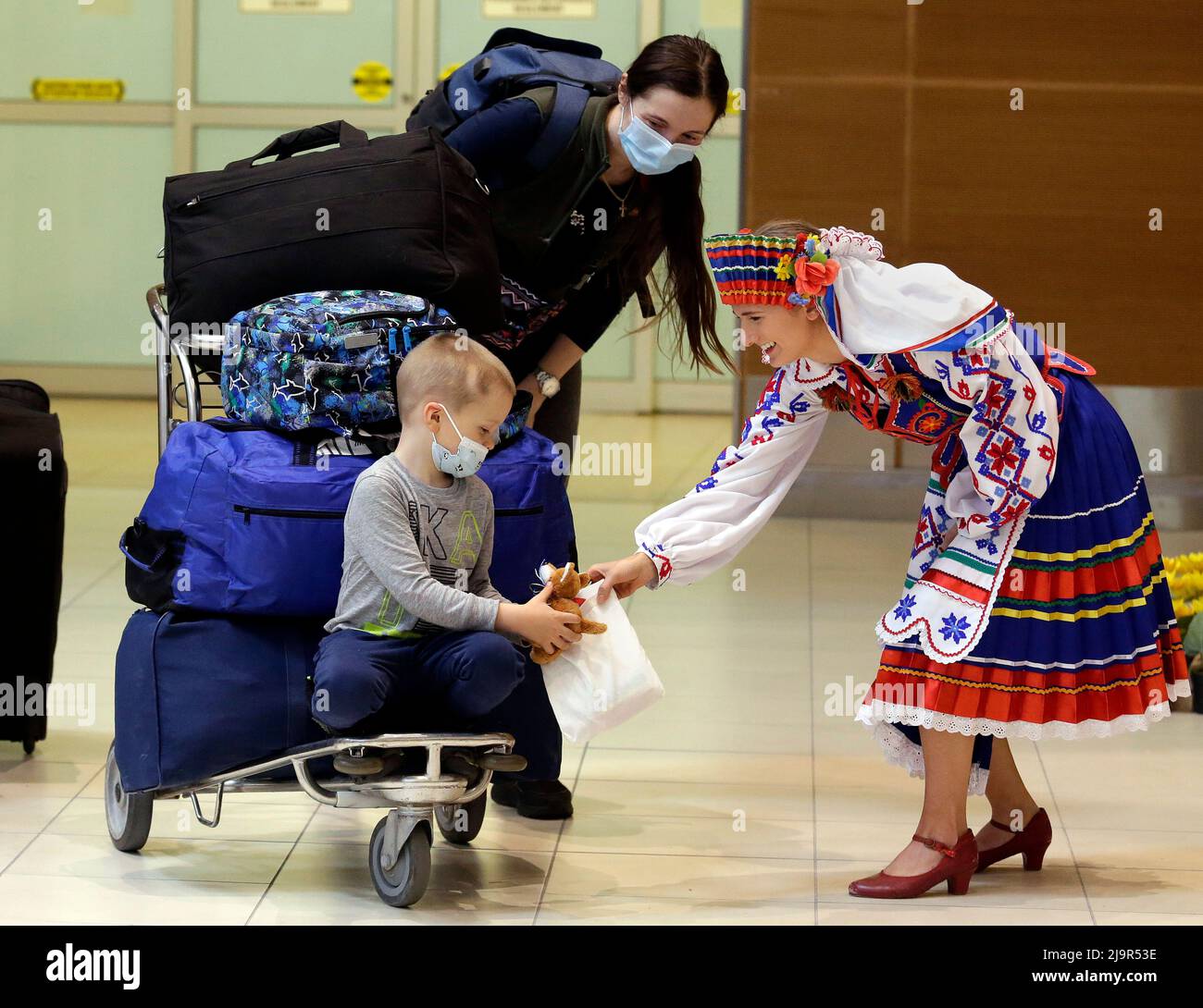 Rund 300 ukrainische Flüchtlinge, die vor dem Krieg in ihrer Heimat geflohen sind, kommen am 23. Mai 2022 auf dem James Richardson International Airport in Windnpeg Manitoba, Kanada, an. (Lyle Stafford/SOPA Stockfoto