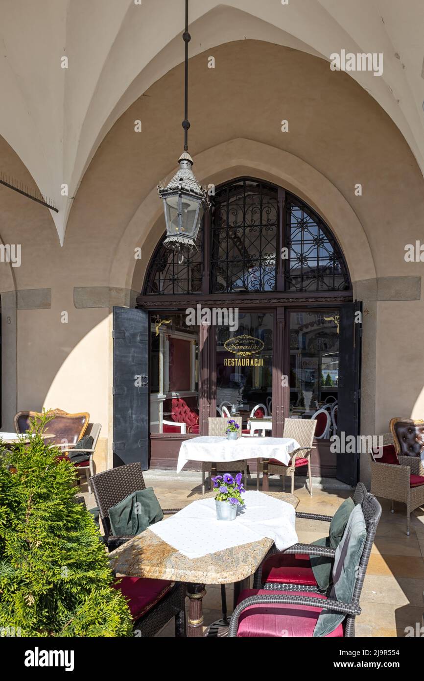 KRAKAU, POLEN - 16. MAI 2022: Tische des Noworolski Cafés in der Tuchhalle auf dem Hauptplatz Stockfoto