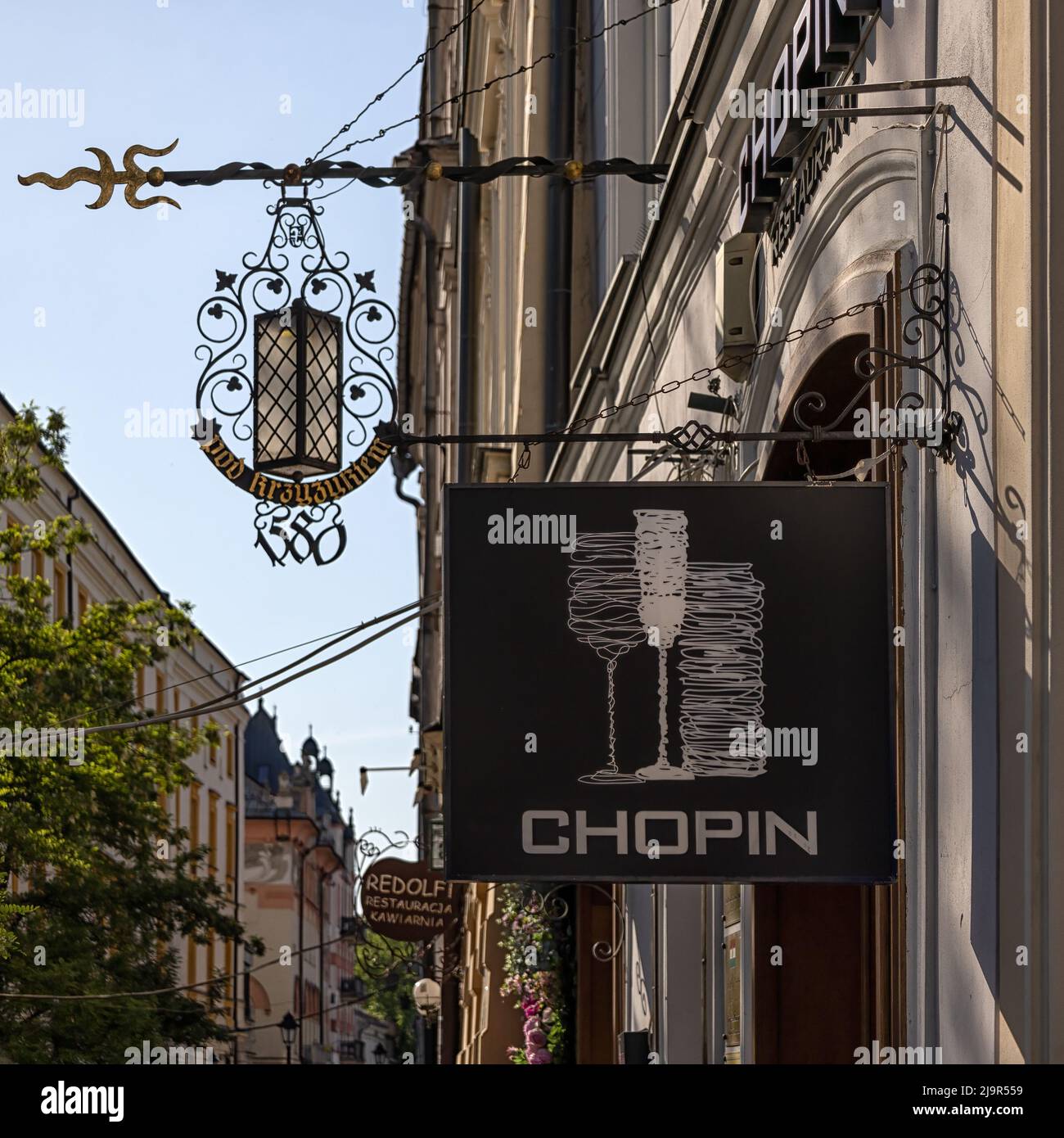 KRAKAU, POLEN - 16. MAI 2022: Schild vor dem Chopin Restaurant auf dem Hauptplatz Stockfoto