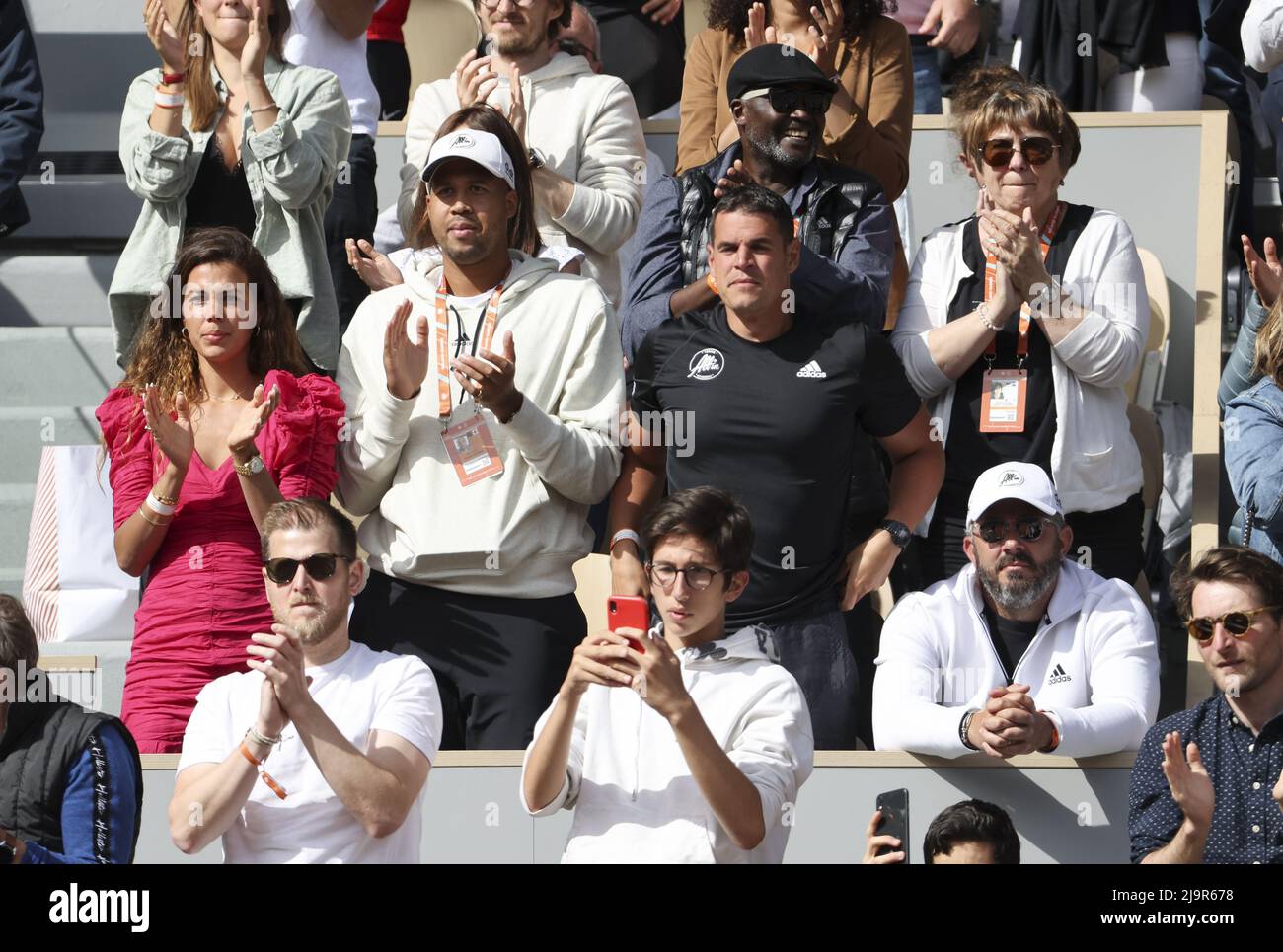 Noura Tsonga, Ehefrau von Jo-Wilfried Tsonga aus Frankreich, seinem Bruder Enzo Tsonga, seinem Trainer Thierry Ascione (sitzend), über seinen Eltern Didier Tsonga und Evelyne Tsonga während des 3. Tages der French Open 2022, einem Grand-Slam-Tennisturnier am 24. Mai 2022 im Roland-Garros-Stadion in Paris, Frankreich - Foto: Jean Catuffe/DPPI/LiveMedia Stockfoto