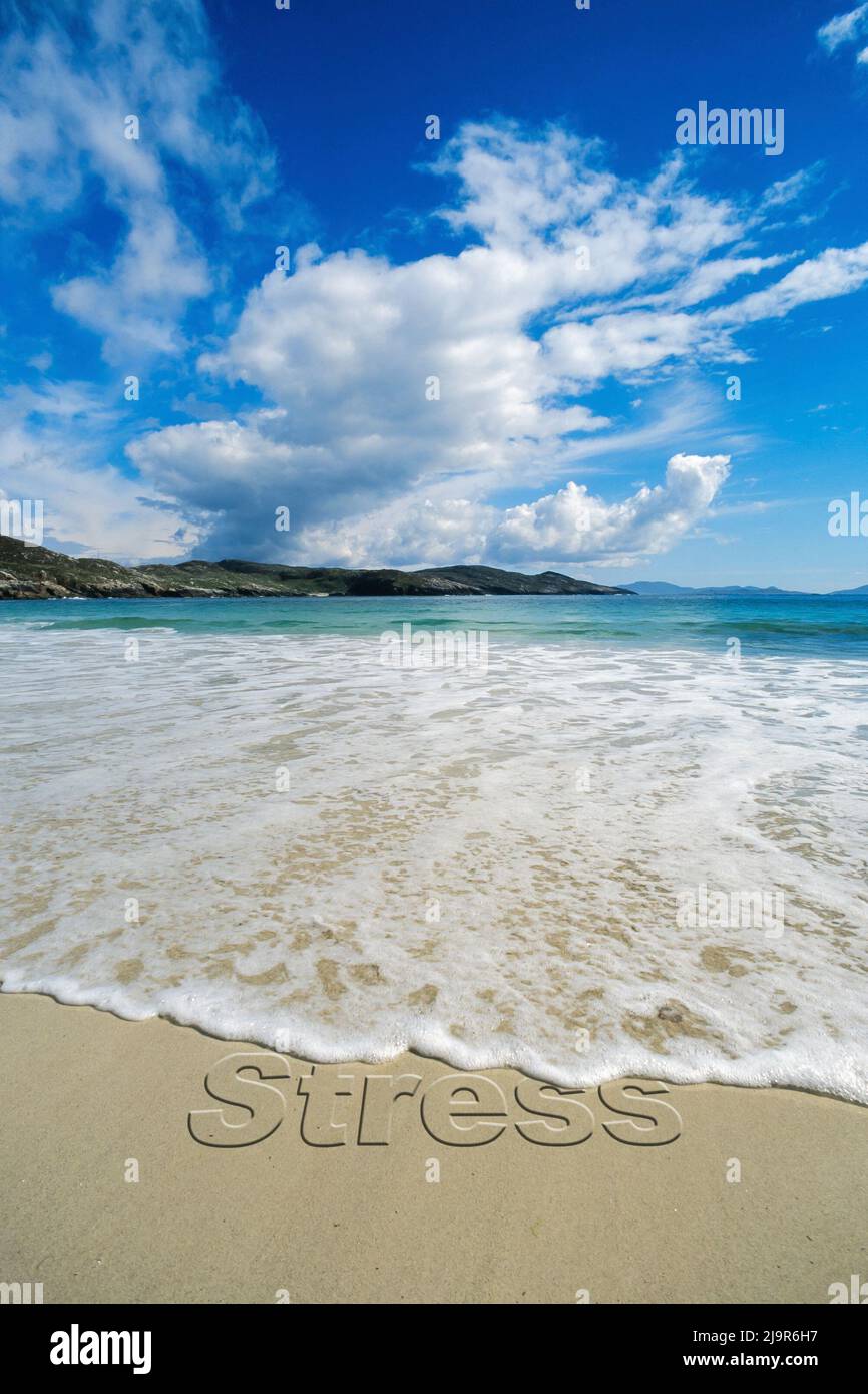 Konzeptbild - um Stress abzuwaschen, indem Sie einen entspannenden Badeurlaub machen, während die Wellen an einem Sandstrand das Wort „Stress“ wegspülen. Stockfoto