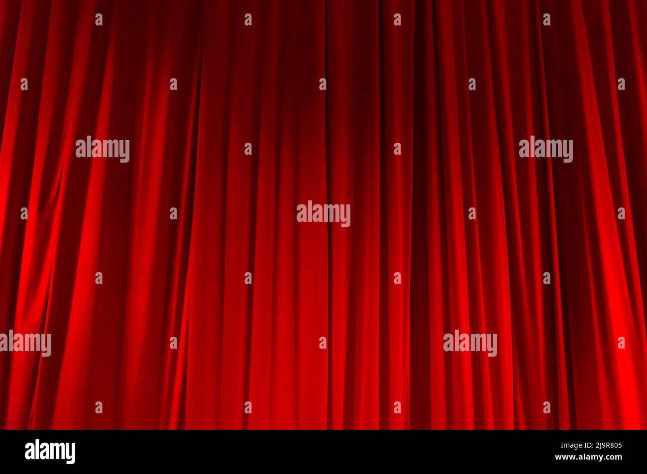 Roten geschlossenem Vorhang mit Lichtspots in einem Theater. Stockfoto