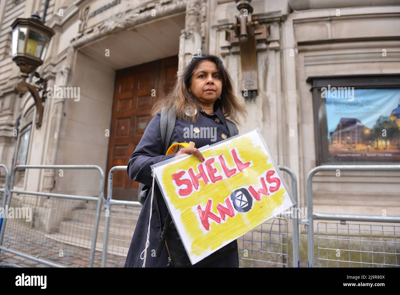 Protestler hält Plakat bei der Demonstration. Protestierende der Extinction Rebellion versammelten sich in der methodistischen Central Hall Westminster in London, um die Shell-Jahreshauptversammlung zu stoppen. Stockfoto