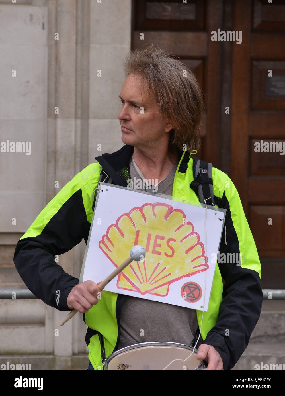 Protestler hält Plakat bei der Demonstration. Protestierende der Extinction Rebellion versammelten sich in der methodistischen Central Hall Westminster in London, um die Shell-Jahreshauptversammlung zu stoppen. Stockfoto
