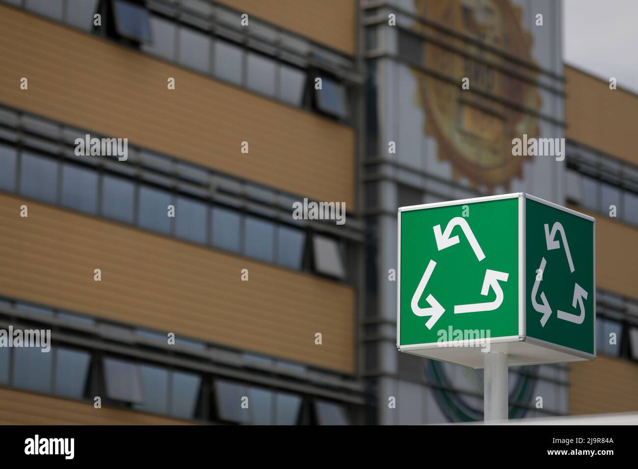 Details zur geringen Schärfentiefe (selektiver Fokus) mit einem Recycling-Schild in der Nähe einer Recycling-Einrichtung in einem Einkaufszentrum. Stockfoto