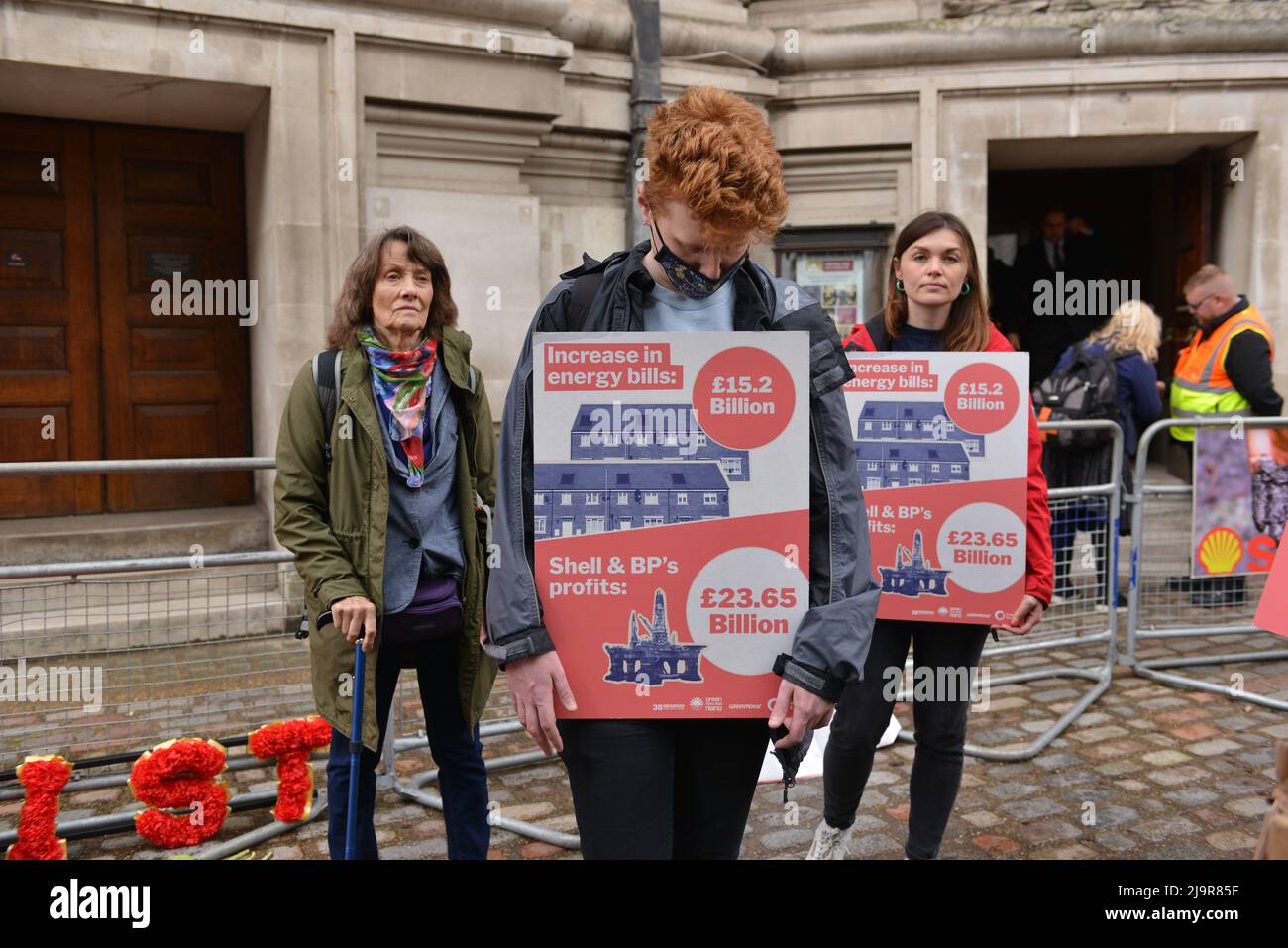 Demonstranten halten Plakate an der Demonstration. Protestierende der Extinction Rebellion versammelten sich in der methodistischen Central Hall Westminster in London, um die Shell-Jahreshauptversammlung zu stoppen. Stockfoto