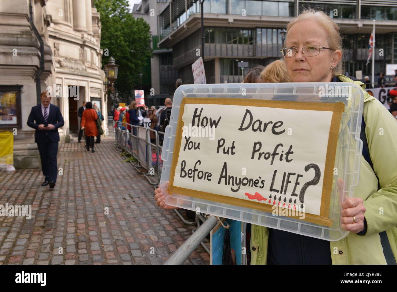 Protestler hält Plakat bei der Demonstration. Protestierende der Extinction Rebellion versammelten sich in der methodistischen Central Hall Westminster in London, um die Shell-Jahreshauptversammlung zu stoppen. Stockfoto