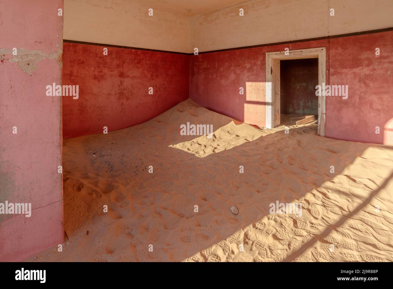 Zimmer bedeckt von dicken Sandschichten in Kolmanskop Stadt, Namibia Stockfoto