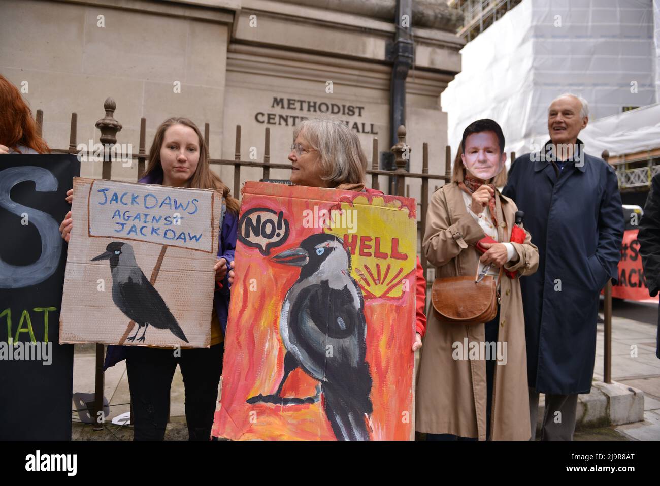 Demonstranten halten Plakate an der Demonstration. Protestierende der Extinction Rebellion versammelten sich in der methodistischen Central Hall Westminster in London, um die Shell-Jahreshauptversammlung zu stoppen. Stockfoto