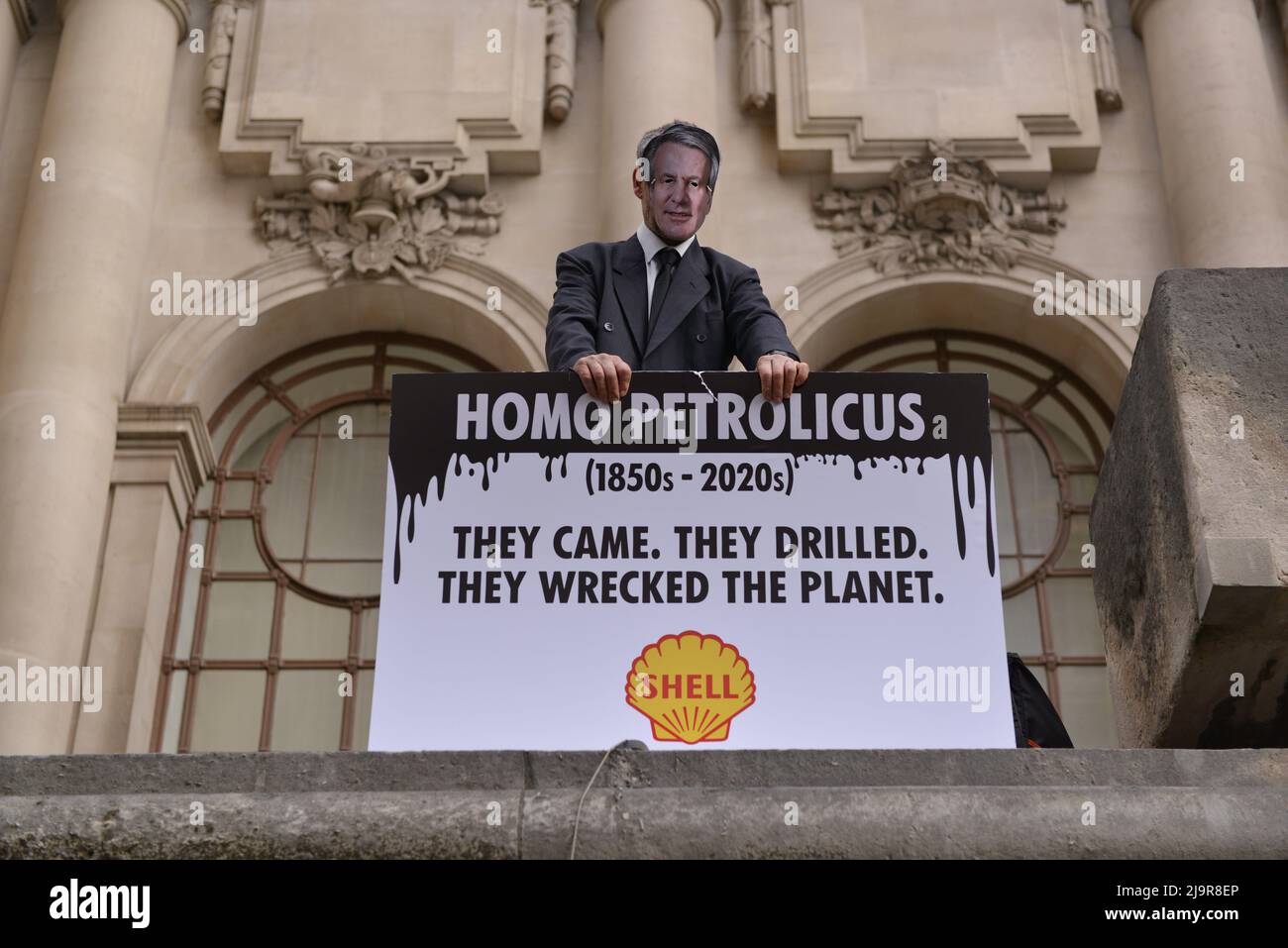 Protestler hält Plakat bei der Demonstration. Protestierende der Extinction Rebellion versammelten sich in der methodistischen Central Hall Westminster in London, um die Shell-Jahreshauptversammlung zu stoppen. Stockfoto