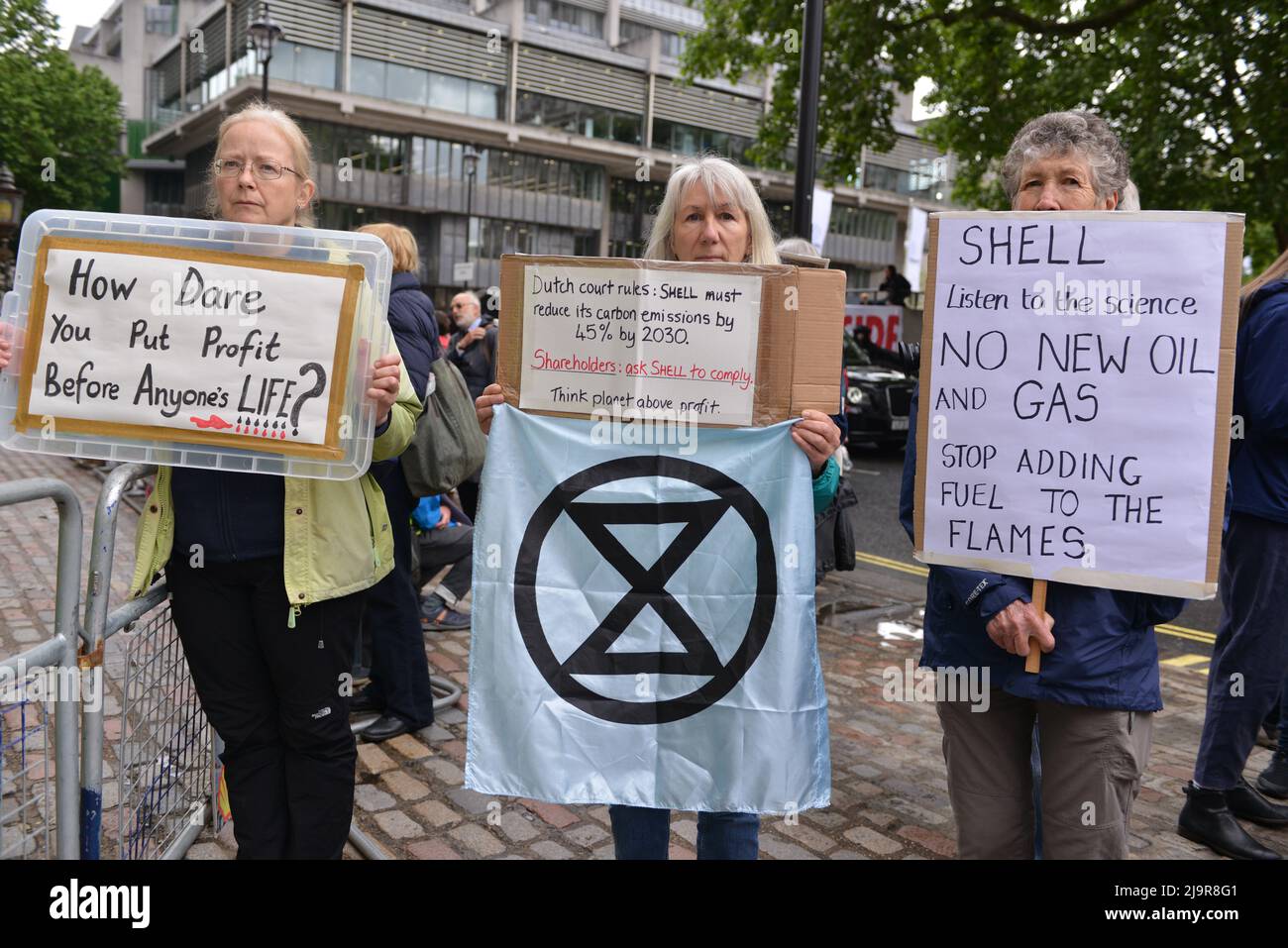 Demonstranten halten Plakate an der Demonstration. Protestierende der Extinction Rebellion versammelten sich in der methodistischen Central Hall Westminster in London, um die Shell-Jahreshauptversammlung zu stoppen. Stockfoto