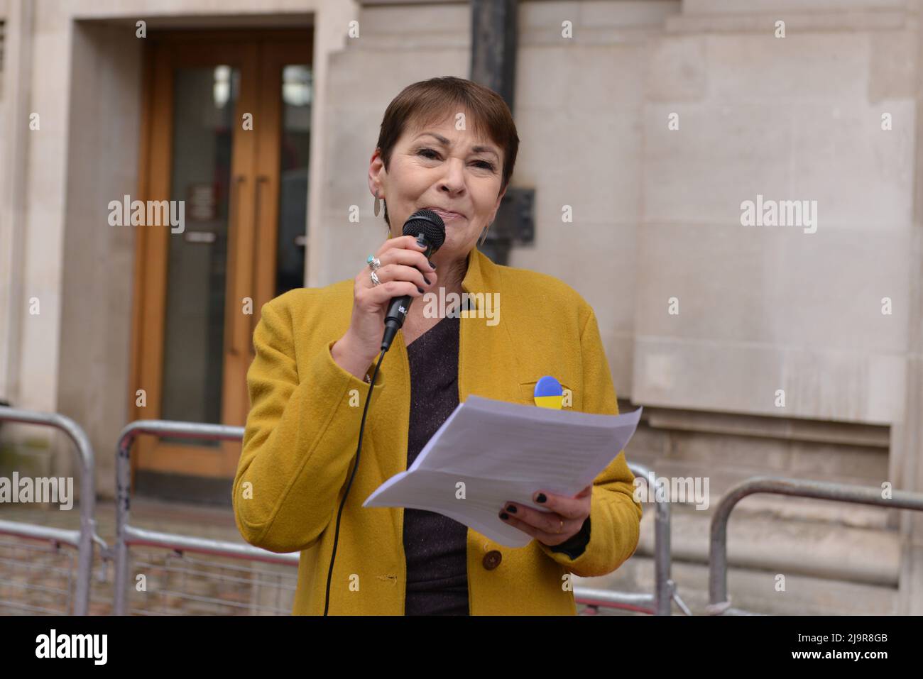 Die Abgeordnete der Grünen Caroline Lucas bei der Demonstration gesehen. Protestierende der Extinction Rebellion versammelten sich in der methodistischen Central Hall Westminster in London, um die Shell-Jahreshauptversammlung zu stoppen. Stockfoto