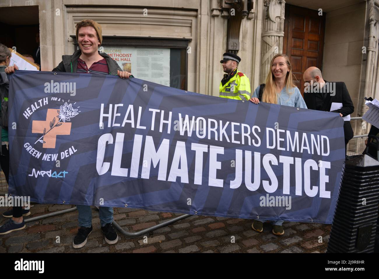 Demonstranten halten Banner bei der Demonstration. Protestierende der Extinction Rebellion versammelten sich in der methodistischen Central Hall Westminster in London, um die Shell-Jahreshauptversammlung zu stoppen. Stockfoto