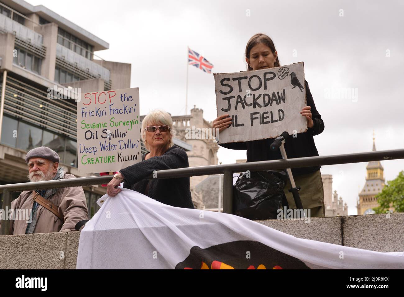 Demonstranten halten Plakate an der Demonstration. Protestierende der Extinction Rebellion versammelten sich in der methodistischen Central Hall Westminster in London, um die Shell-Jahreshauptversammlung zu stoppen. Stockfoto