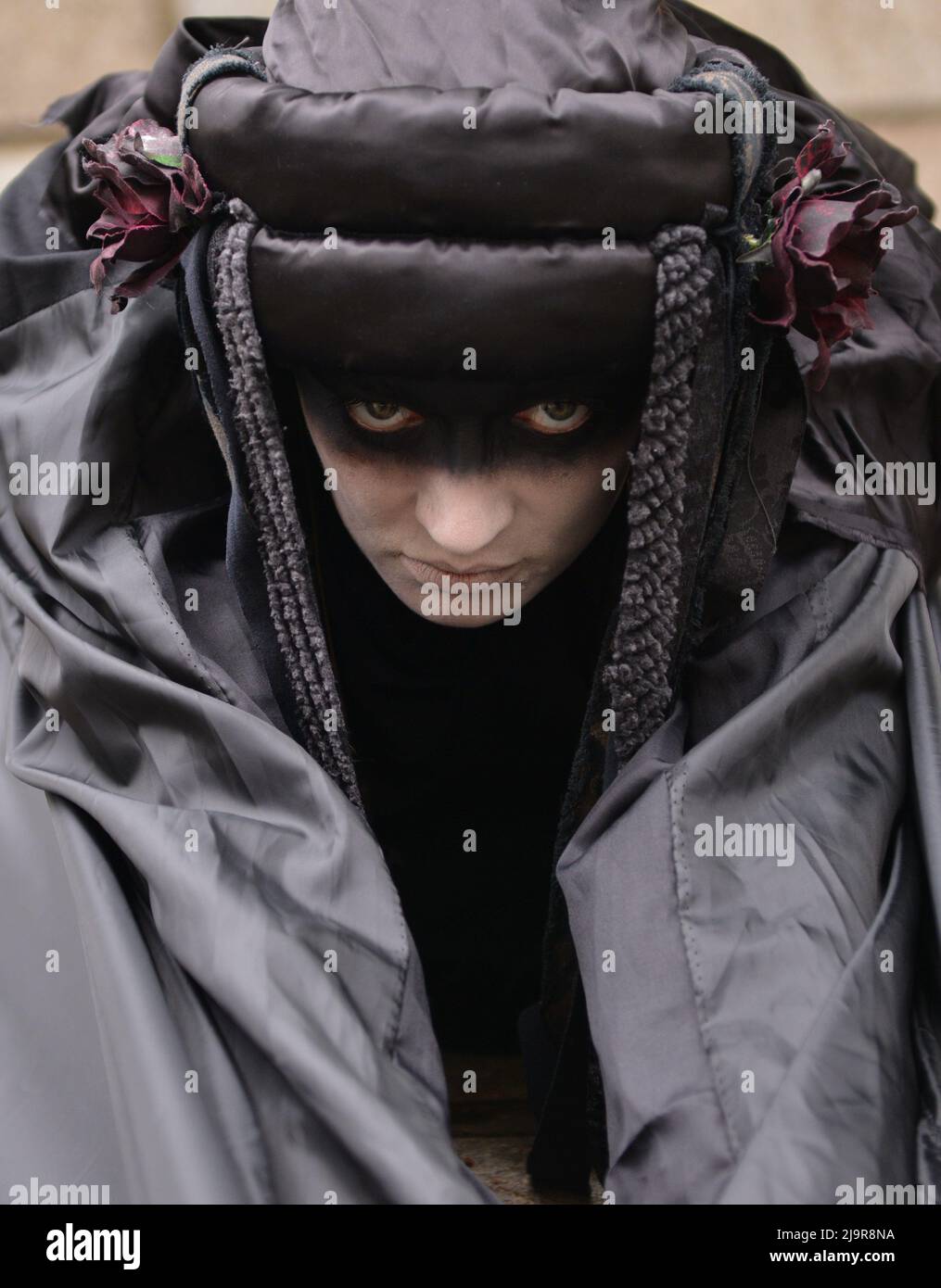 Mitglied der Black Rebels vom Extinction Rebellion bei der Kundgebung gesehen. Protestierende der Extinction Rebellion versammelten sich in der methodistischen Central Hall Westminster in London, um die Shell-Jahreshauptversammlung zu stoppen. Stockfoto