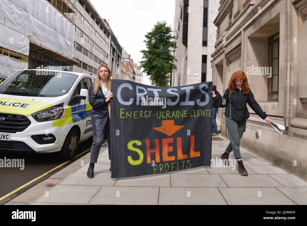 Demonstranten halten ein Banner bei der Demonstration. Protestierende der Extinction Rebellion versammelten sich in der methodistischen Central Hall Westminster in London, um die Shell-Jahreshauptversammlung zu stoppen. Stockfoto