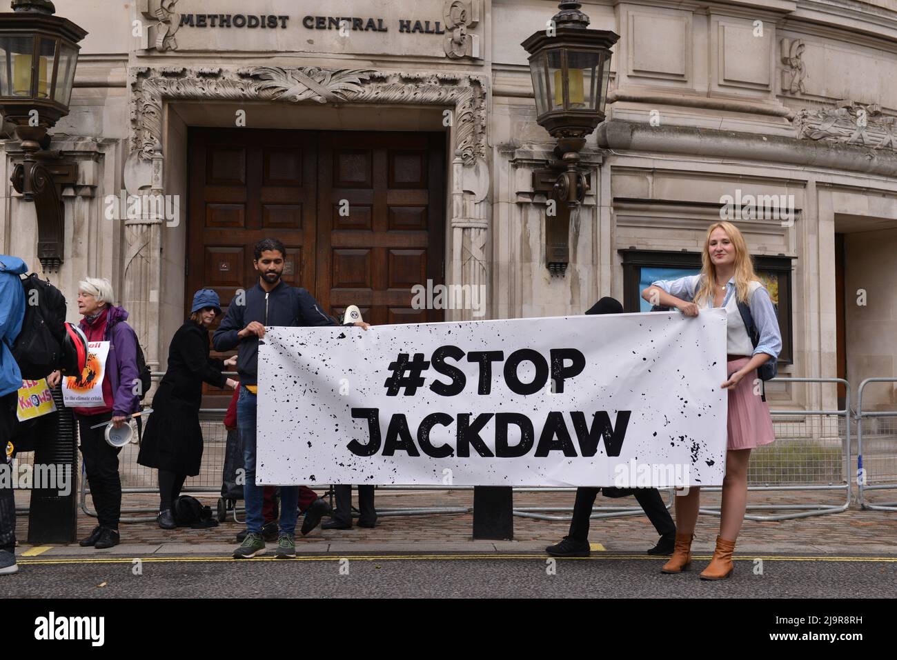 Demonstranten halten Banner bei der Demonstration. Protestierende der Extinction Rebellion versammelten sich in der methodistischen Central Hall Westminster in London, um die Shell-Jahreshauptversammlung zu stoppen. Stockfoto