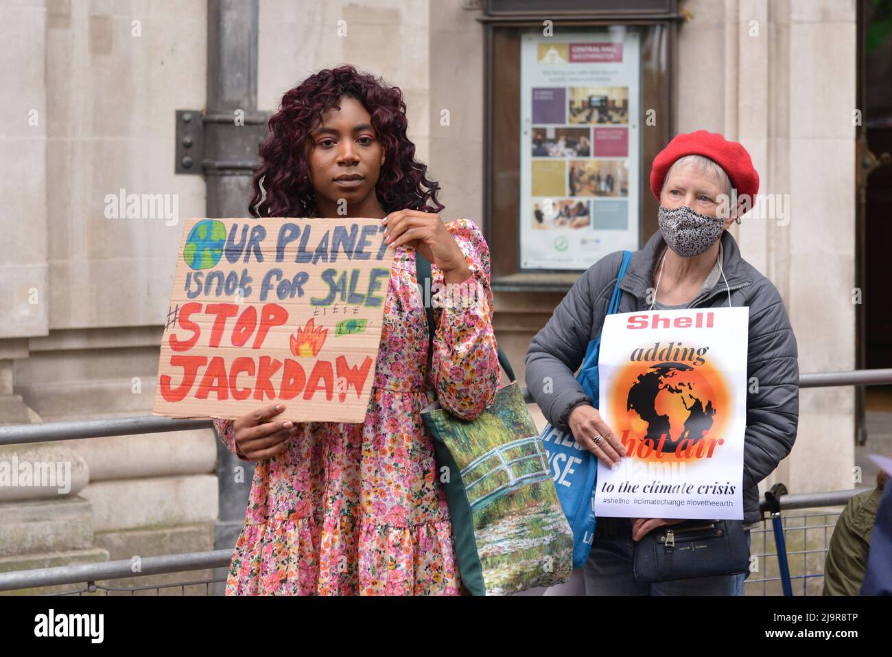 Demonstranten halten Plakate an der Demonstration. Protestierende der Extinction Rebellion versammelten sich in der methodistischen Central Hall Westminster in London, um die Shell-Jahreshauptversammlung zu stoppen. Stockfoto