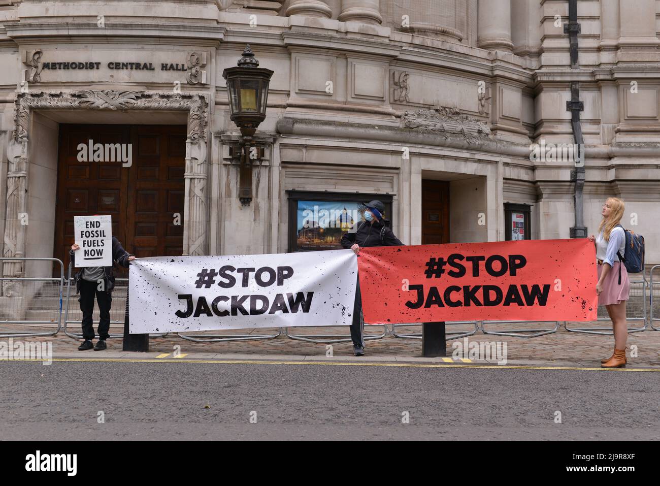 Demonstranten halten Banner bei der Demonstration. Protestierende der Extinction Rebellion versammelten sich in der methodistischen Central Hall Westminster in London, um die Shell-Jahreshauptversammlung zu stoppen. Stockfoto