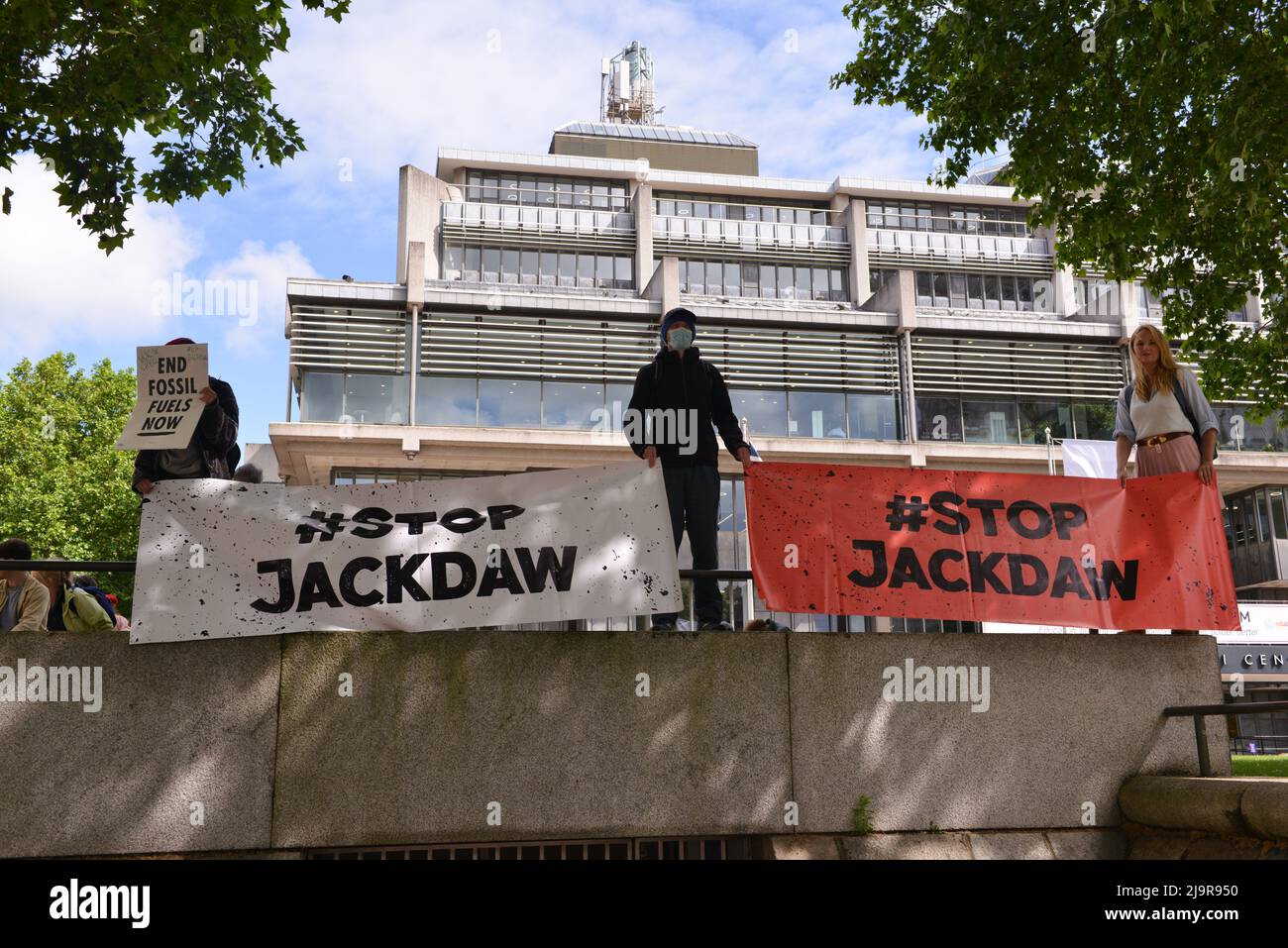 Demonstranten halten Banner bei der Demonstration. Protestierende der Extinction Rebellion versammelten sich in der methodistischen Central Hall Westminster in London, um die Shell-Jahreshauptversammlung zu stoppen. Stockfoto