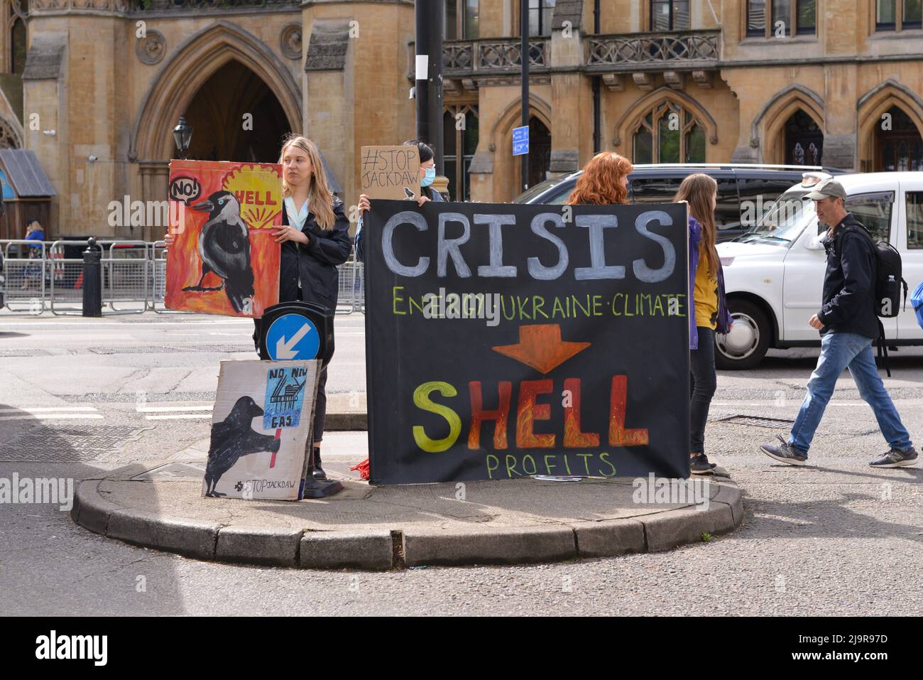 Demonstranten halten ein Banner bei der Demonstration. Protestierende der Extinction Rebellion versammelten sich in der methodistischen Central Hall Westminster in London, um die Shell-Jahreshauptversammlung zu stoppen. Stockfoto