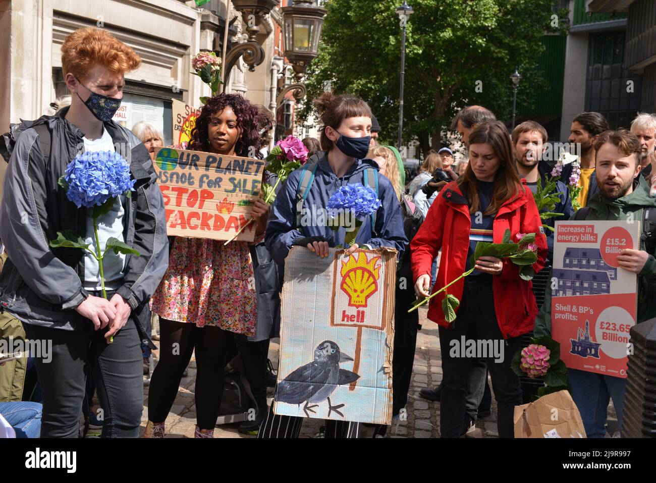 Demonstranten halten Plakate an der Demonstration. Protestierende der Extinction Rebellion versammelten sich in der methodistischen Central Hall Westminster in London, um die Shell-Jahreshauptversammlung zu stoppen. Stockfoto