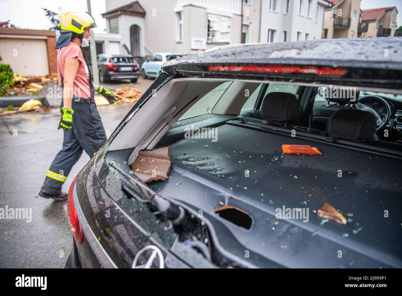Paderborn, Deutschland. 20.. Mai 2022. Dachziegelreste liegen im Kofferraum eines Autos. Augenzeugen zufolge hat ein Tornado eine Straße in Paderborn verwüstet. Quelle: Lino Mirgeler/dpa/Alamy Live News Stockfoto