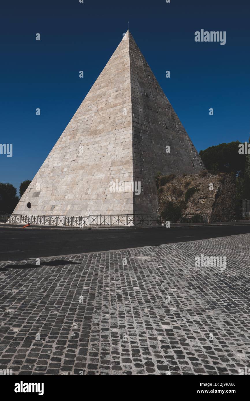 Die Pyramide von Cestius (Piramide di Caio Cestio oder Cestia) in Rom, Italien. Altes Grab von Gaius Cestius, ca. 18–12 v. Chr. Stockfoto