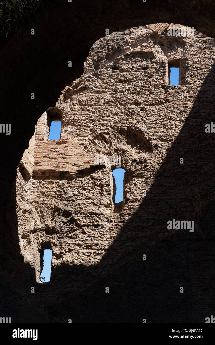 Licht und Schatten spielen in den Caracalla-Thermen in Rom, Italien. Antike Überreste, die zwischen 212 und 216 n. Chr. unter der Leitung des römischen Imperators erbaut wurden Stockfoto