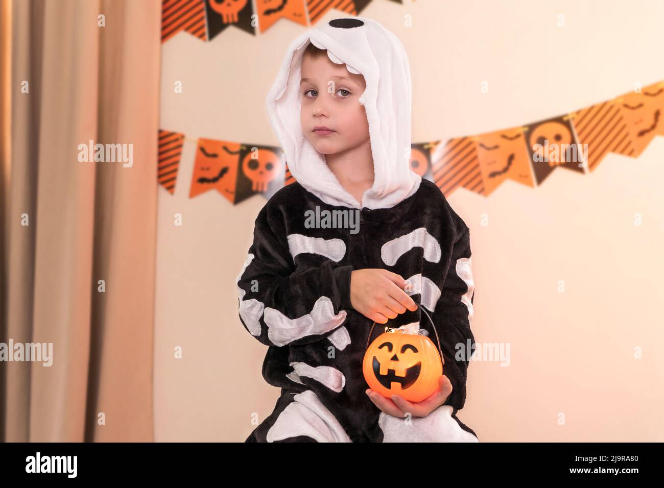 Nahaufnahme eines Jungen in einem Skelett-Kostüm. Halloween Party Hintergrund Stockfoto