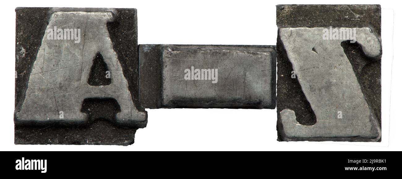 Makro-Nahaufnahme Bleibuchstabe Metallkapital-Symbol A-Z vor weißem Hintergrund Konzept von Anfang bis Ende Stockfoto