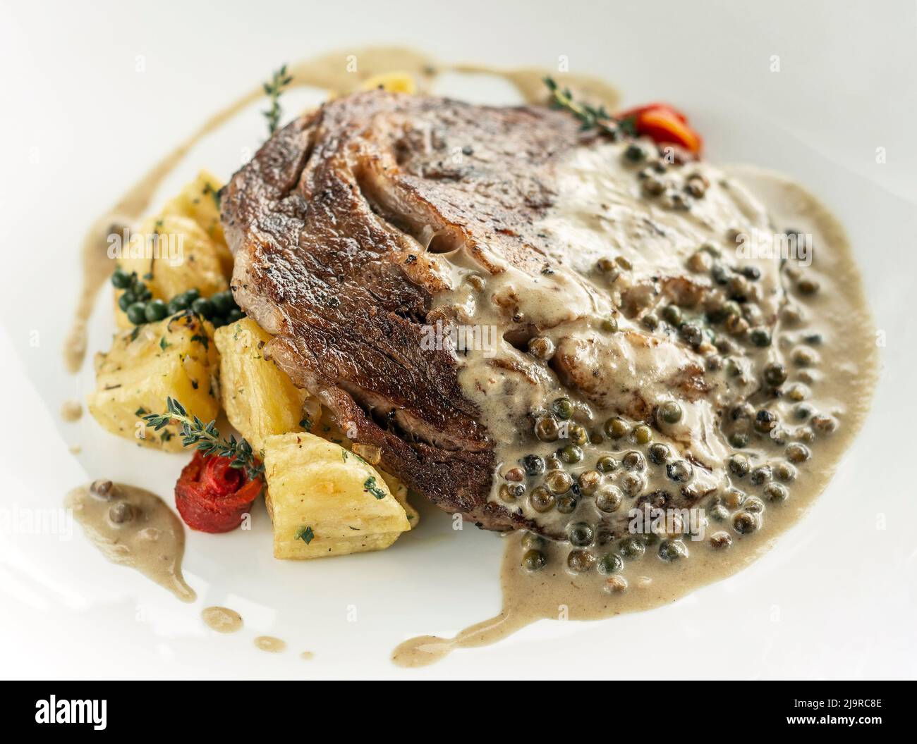 Rib Eye Beef Steak mit cremiger Pfeffercornsoße Stockfoto
