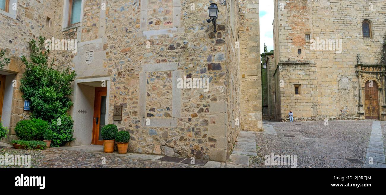 Fassade des Restaurants El Atrio. 2 Michelin-Sterne-Hotel im Herzen des Monumental-Komplexes Stockfoto
