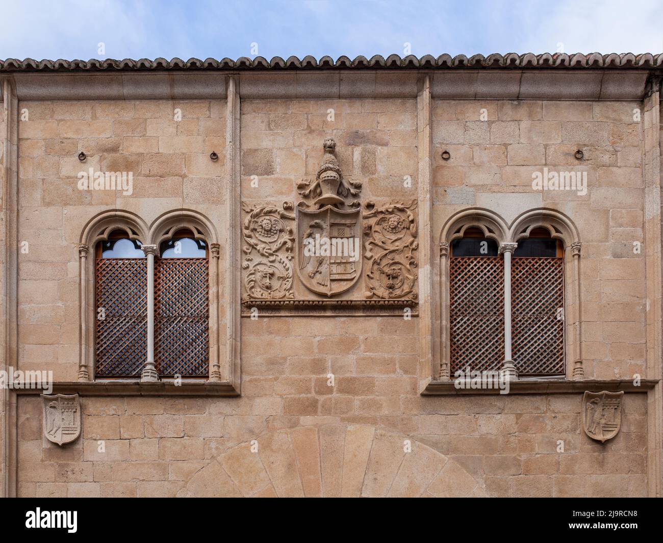 Wunderschöne Mullionfenster im Palast von Mayoralgo. Caceres, Extremadura, Spanien Stockfoto