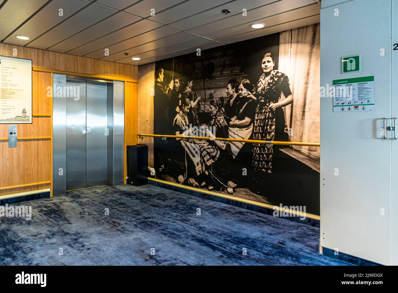 Historische Fotos mit Motiven der Färöer-Inseln finden sich an Bord der Norröna, dem Fährschiff der Smyrill Line, die Dänemark und Island bedient Stockfoto